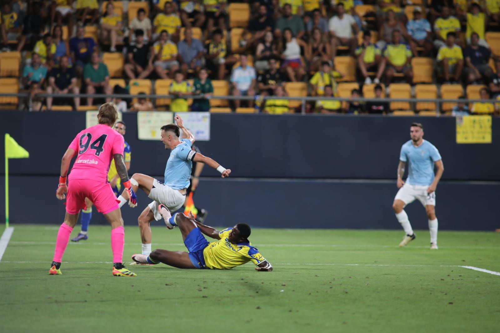 Fotos: la Lazio gana el Trofeo Carranza ante un Cádiz batallador