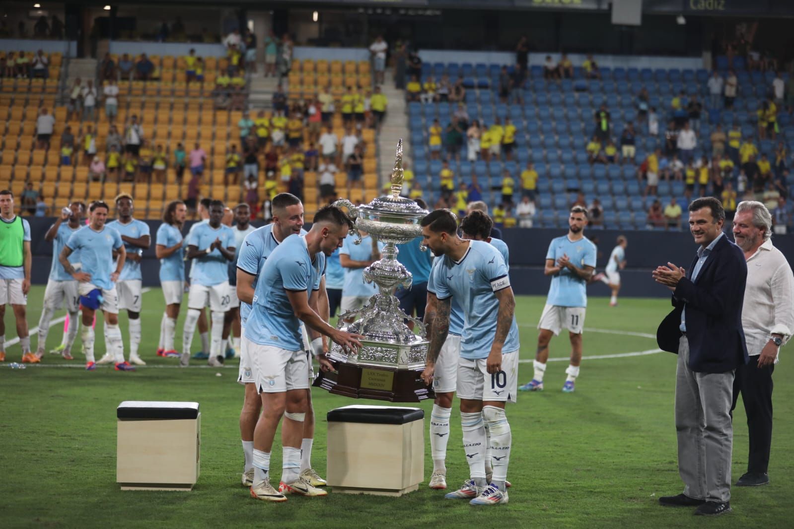 Fotos: la Lazio gana el Trofeo Carranza ante un Cádiz batallador