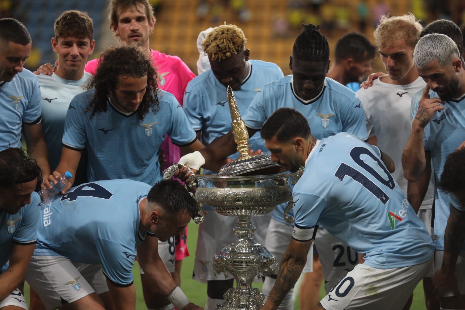 Fotos: la Lazio gana el Trofeo Carranza ante un Cádiz batallador