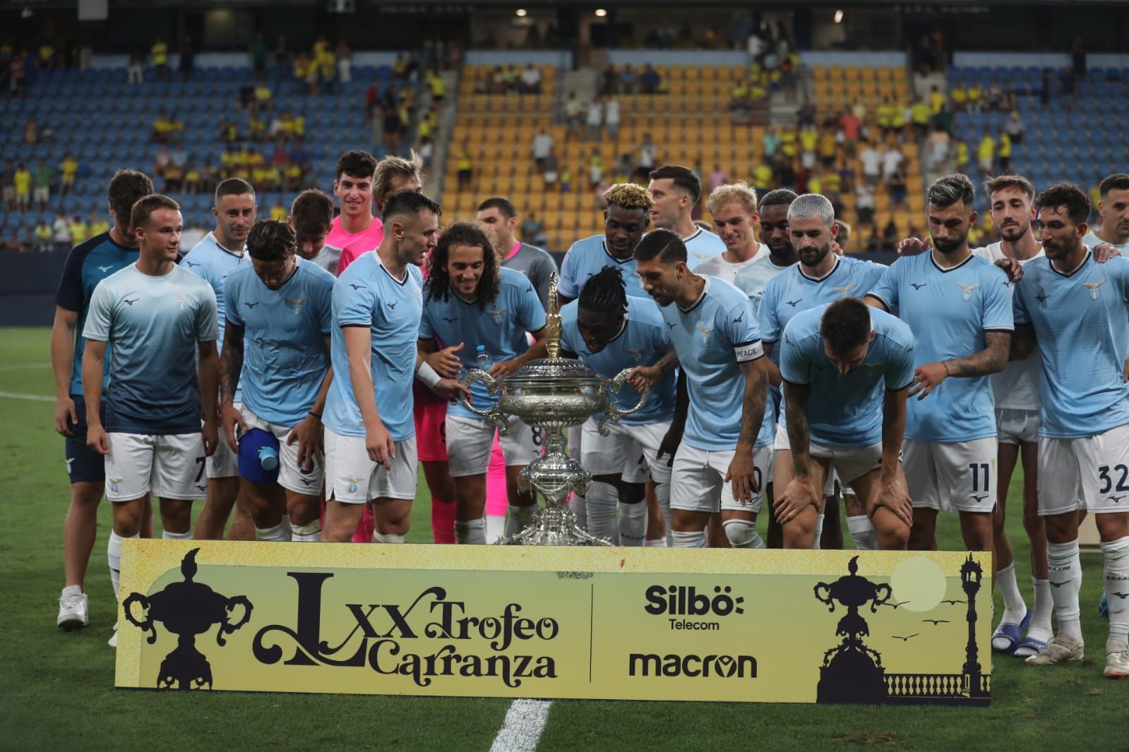 Fotos: la Lazio gana el Trofeo Carranza ante un Cádiz batallador