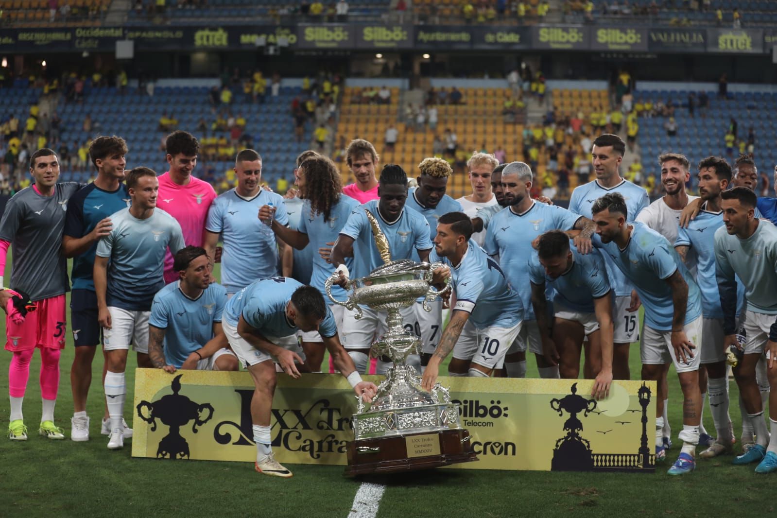 Fotos: la Lazio gana el Trofeo Carranza ante un Cádiz batallador