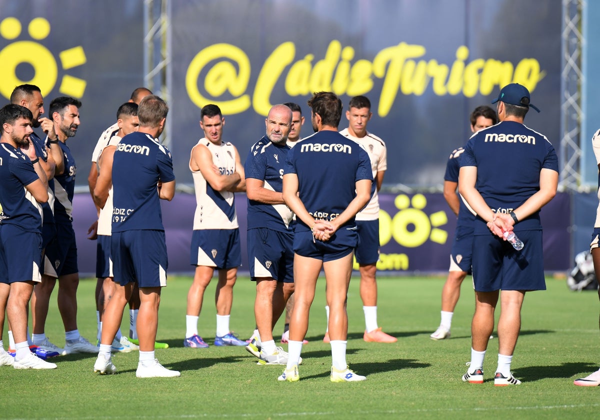 Paco López junto a la plantilla en el entrenamiento.