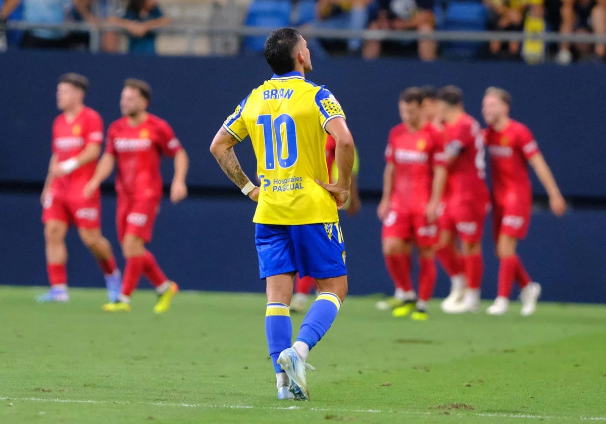 Brian Ocampo se lamenta mientras el Zaragoza celebra el cuarto tanto