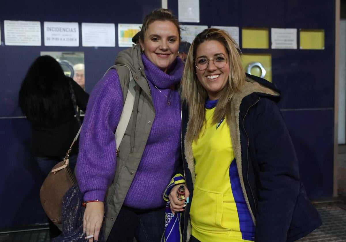 Aficionadas del Cádiz CF en las taquillas del Estadio Carranza en una imagen de archivo.