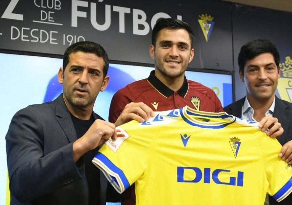 Maxi Gómez durante su presentación con el Cádiz CF