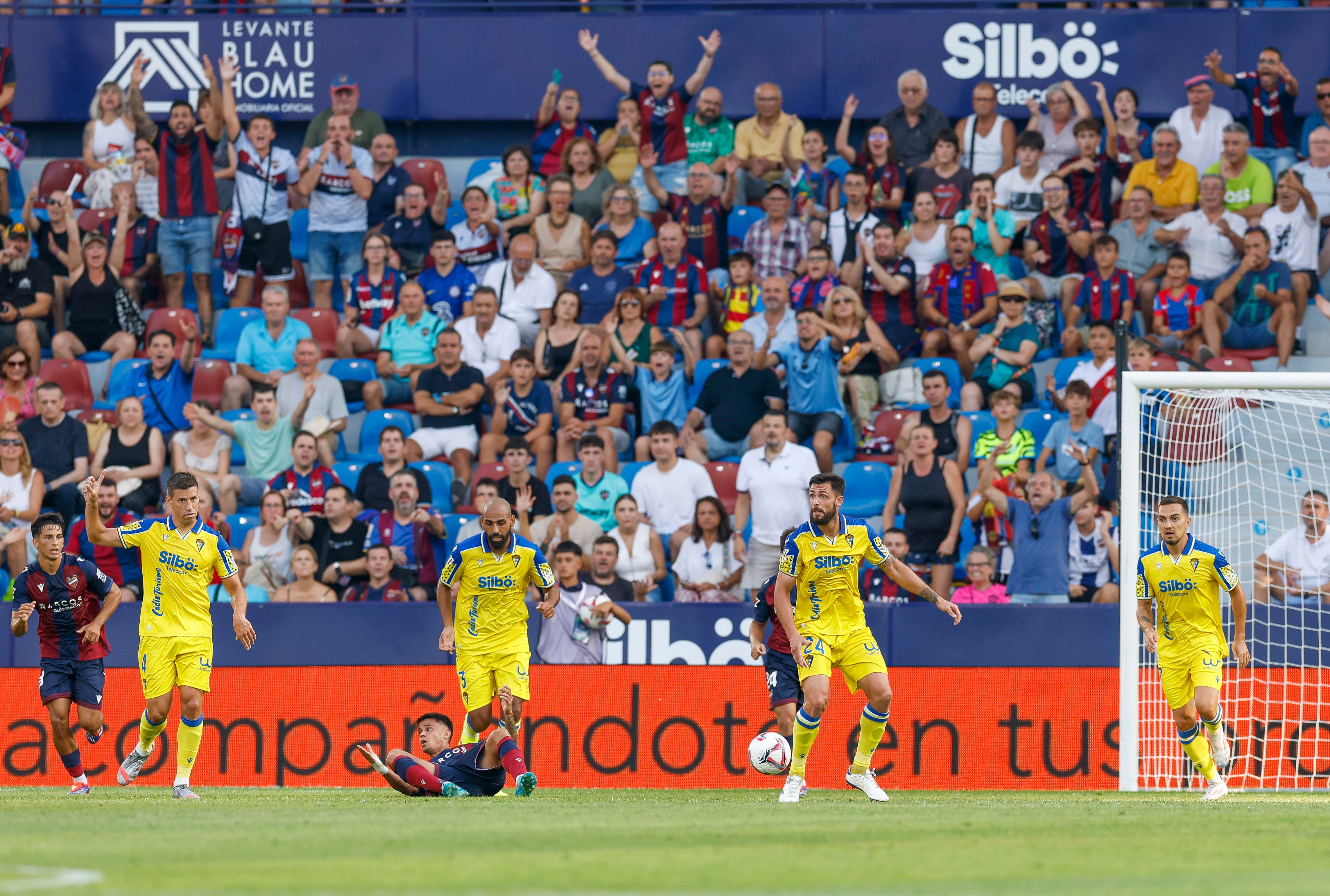 Fotos: Las mejores imágenes del empate entre el Levante y el Cádiz