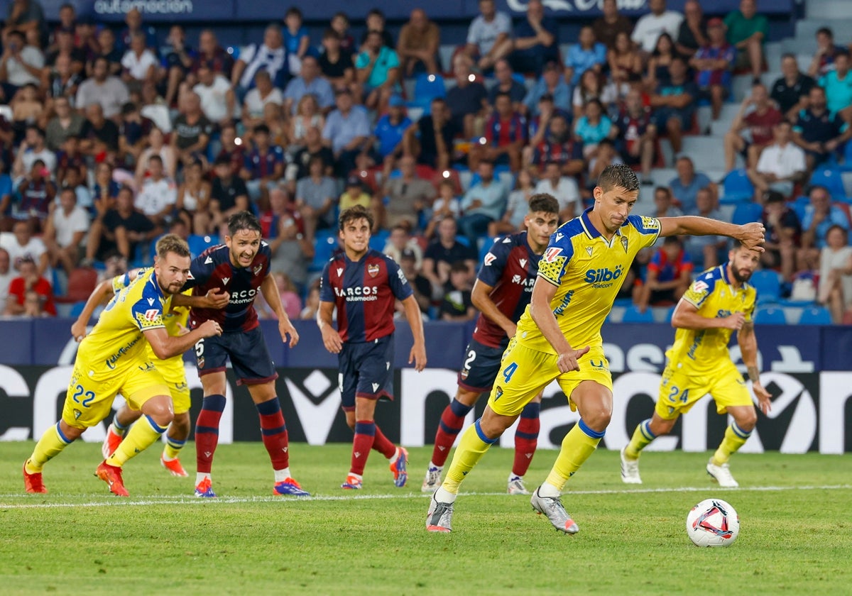 Alcaraz empató de penalti.