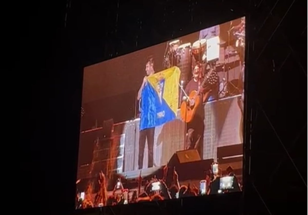 Melendi exhibe la bandera del Cádiz CF