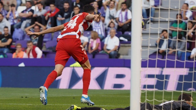 Carlos Fernández celebra un gol con el Granada.