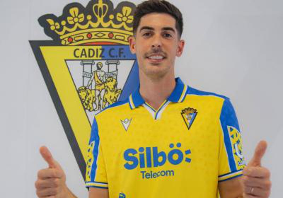 Carlos Fernández con la camiseta del Cádiz