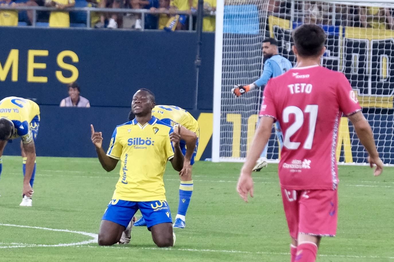 Fotos: El Cádiz roza la remontada ante el Tenerife con el empuje de la afición