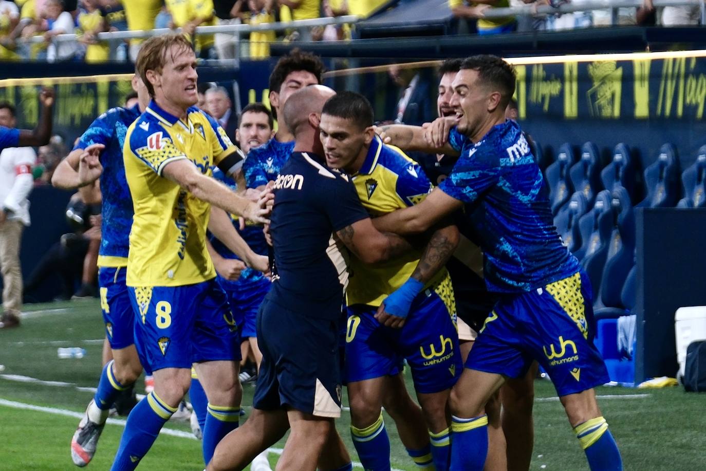 Fotos: El Cádiz roza la remontada ante el Tenerife con el empuje de la afición