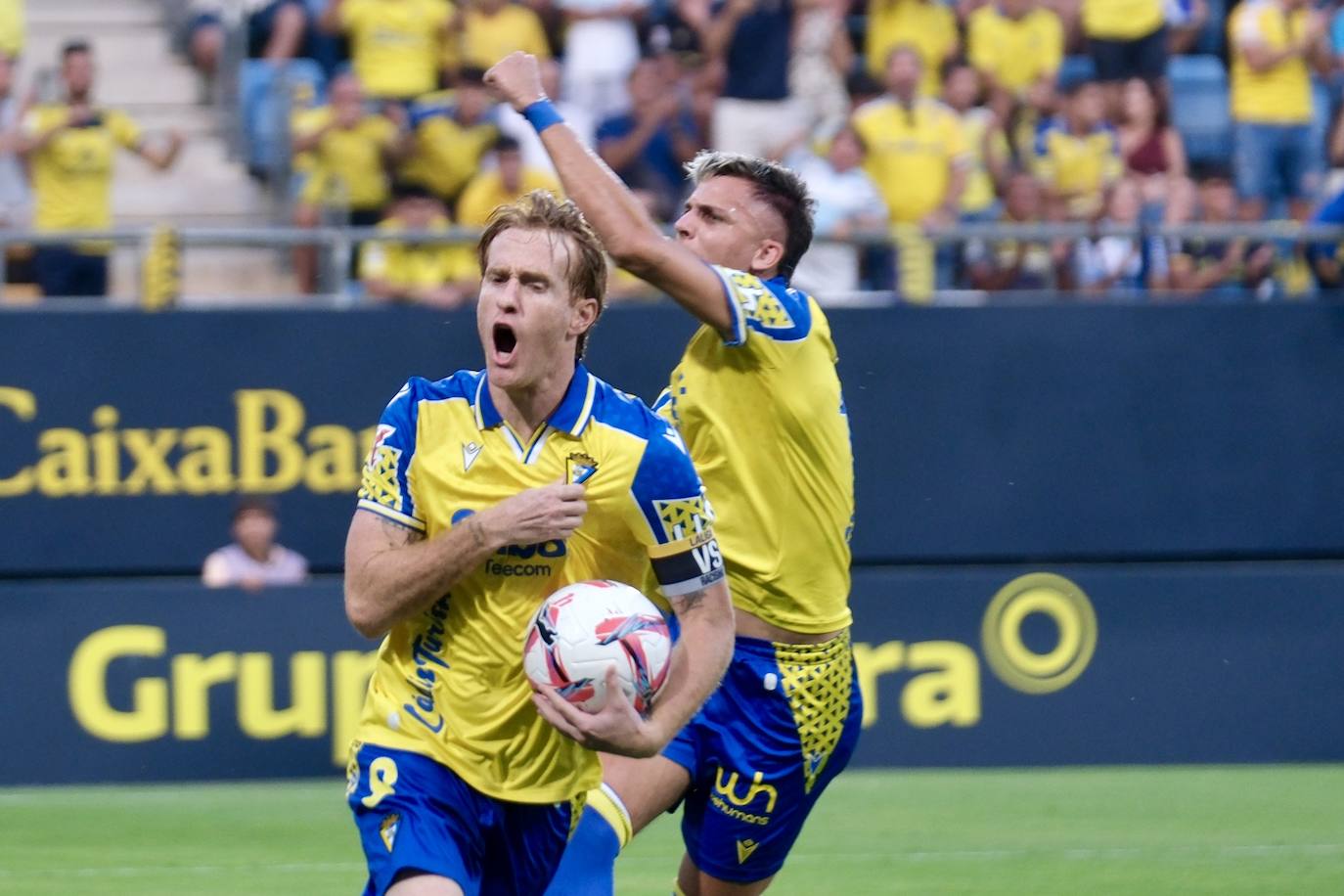 Fotos: El Cádiz roza la remontada ante el Tenerife con el empuje de la afición