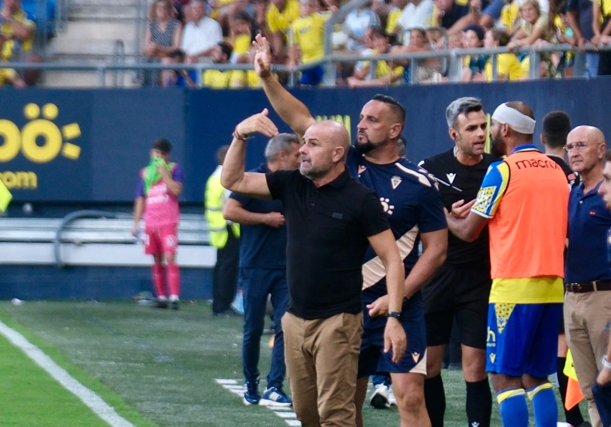 Paco López dando instrucciones en la banda