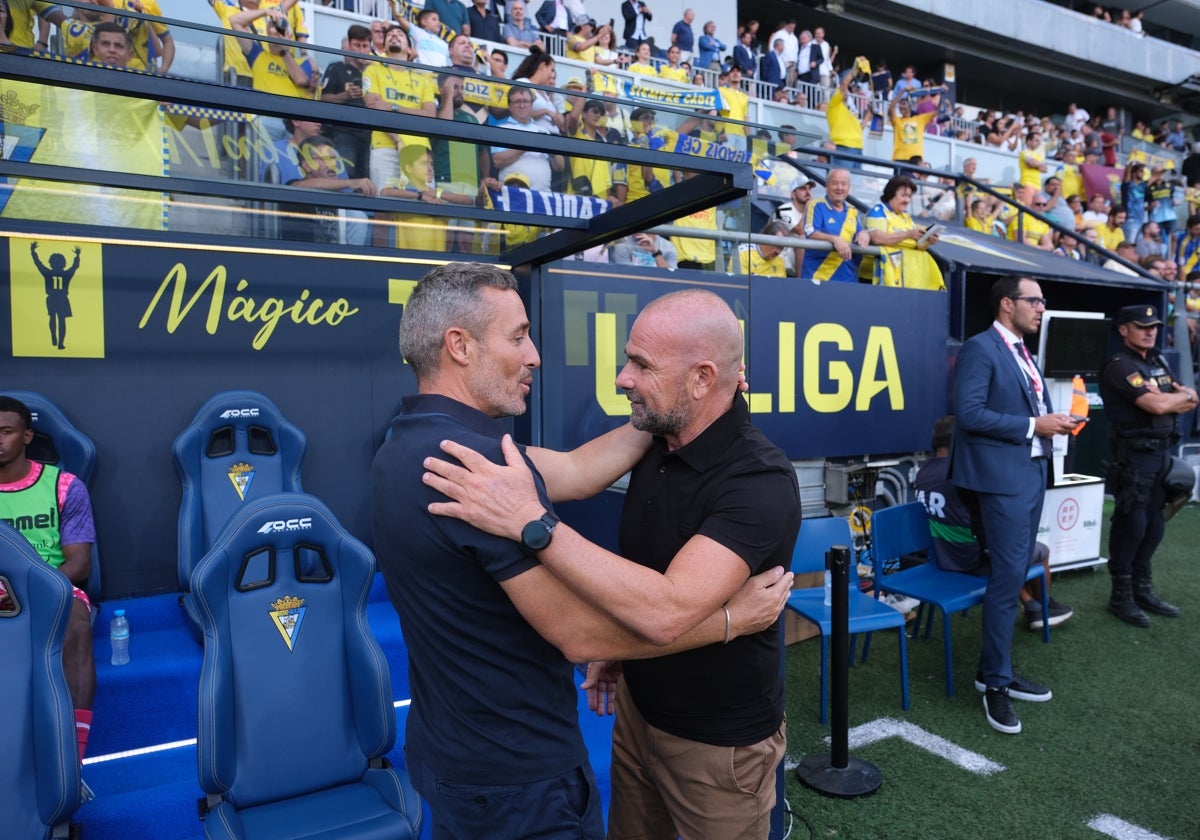 Óscar Cano saluda a Paco López antes del comienzo del partido