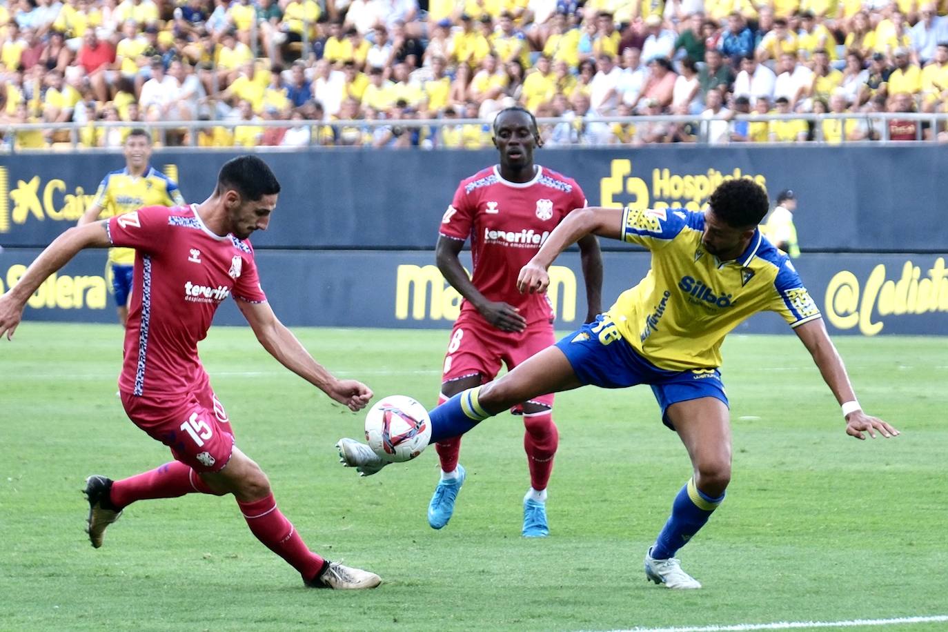 Fotos: El Cádiz roza la remontada ante el Tenerife con el empuje de la afición