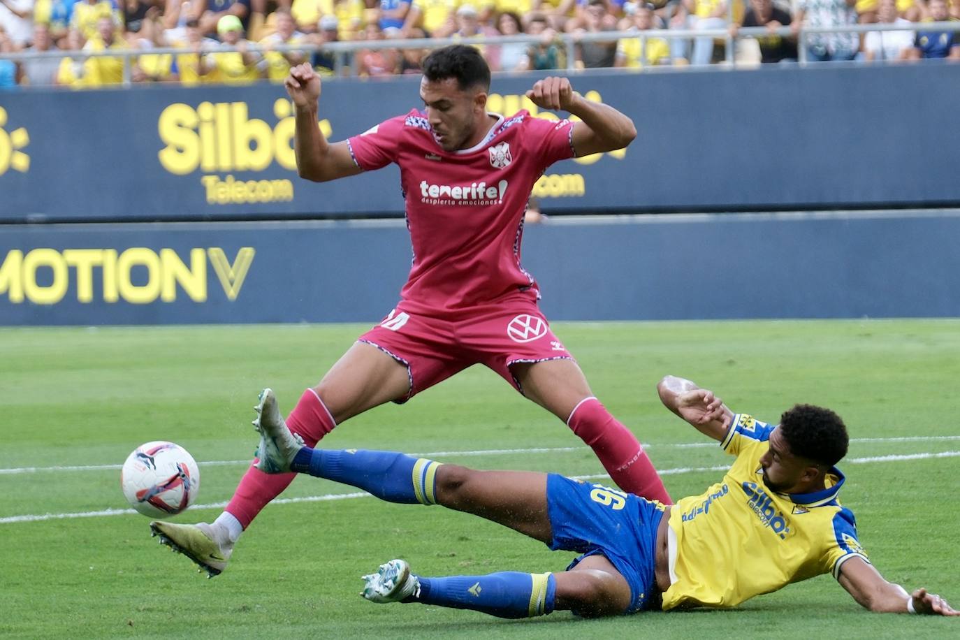 Fotos: El Cádiz roza la remontada ante el Tenerife con el empuje de la afición