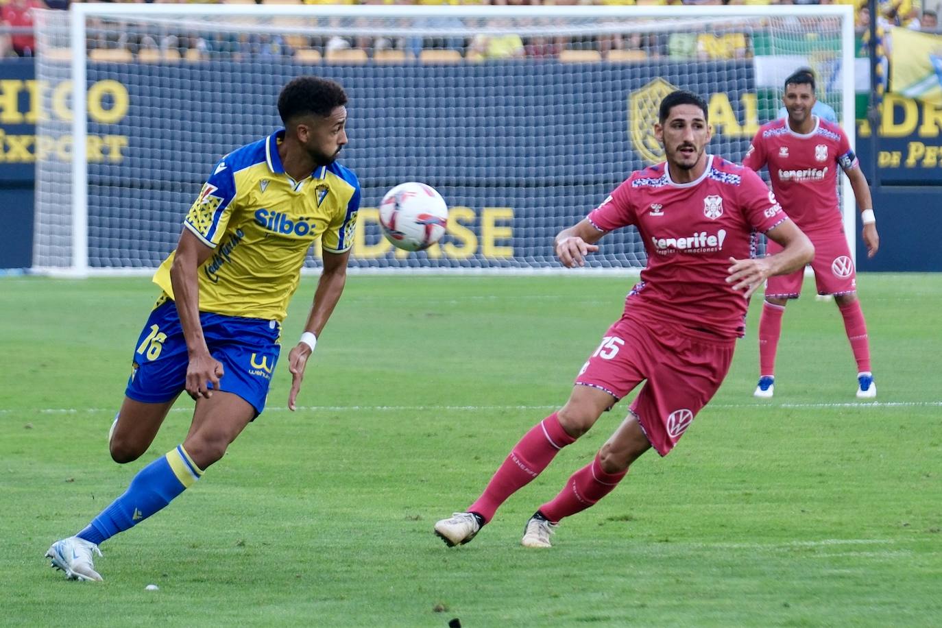 Fotos: El Cádiz roza la remontada ante el Tenerife con el empuje de la afición