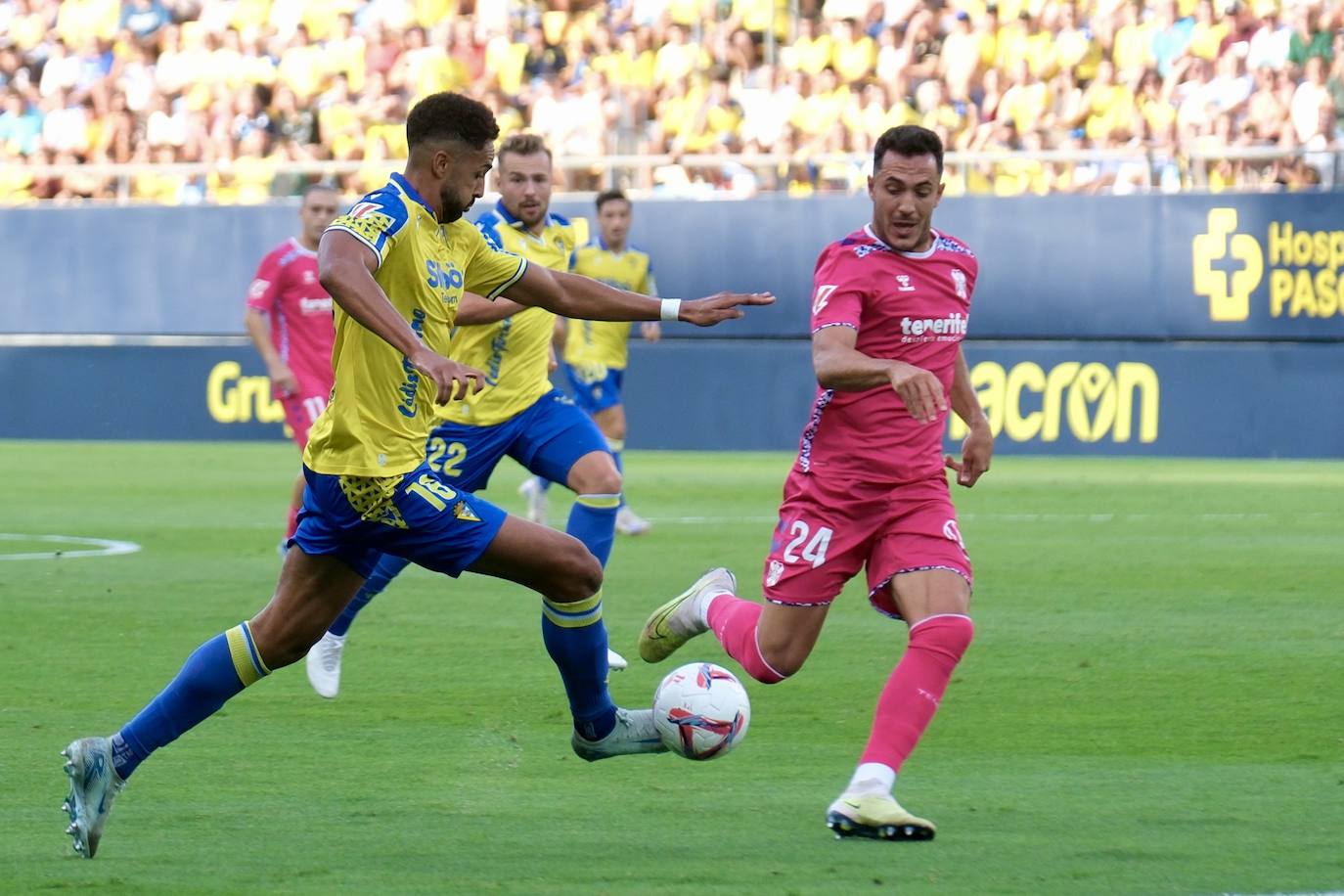 Fotos: El Cádiz roza la remontada ante el Tenerife con el empuje de la afición