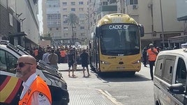 Vídeo: frío recibimiento al autobús del Cádiz CF a su llegada al estadio