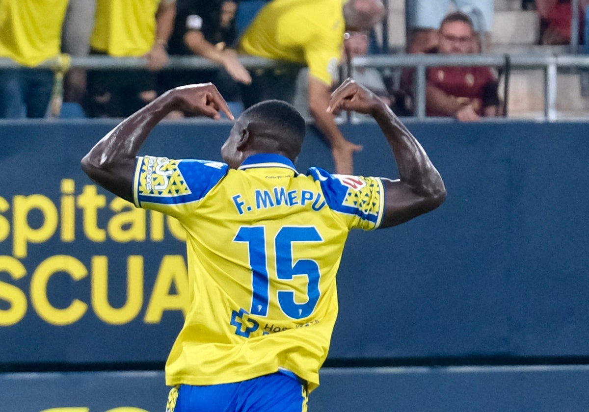 El delantero Paquito Mwepu celebra su gol al Tenerife.