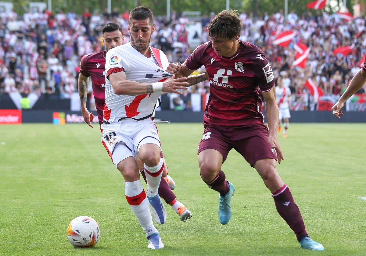 El delantero balear, que estaba libre después de su paso por el Cádiz CF, regresa al Rayo Vallecano.