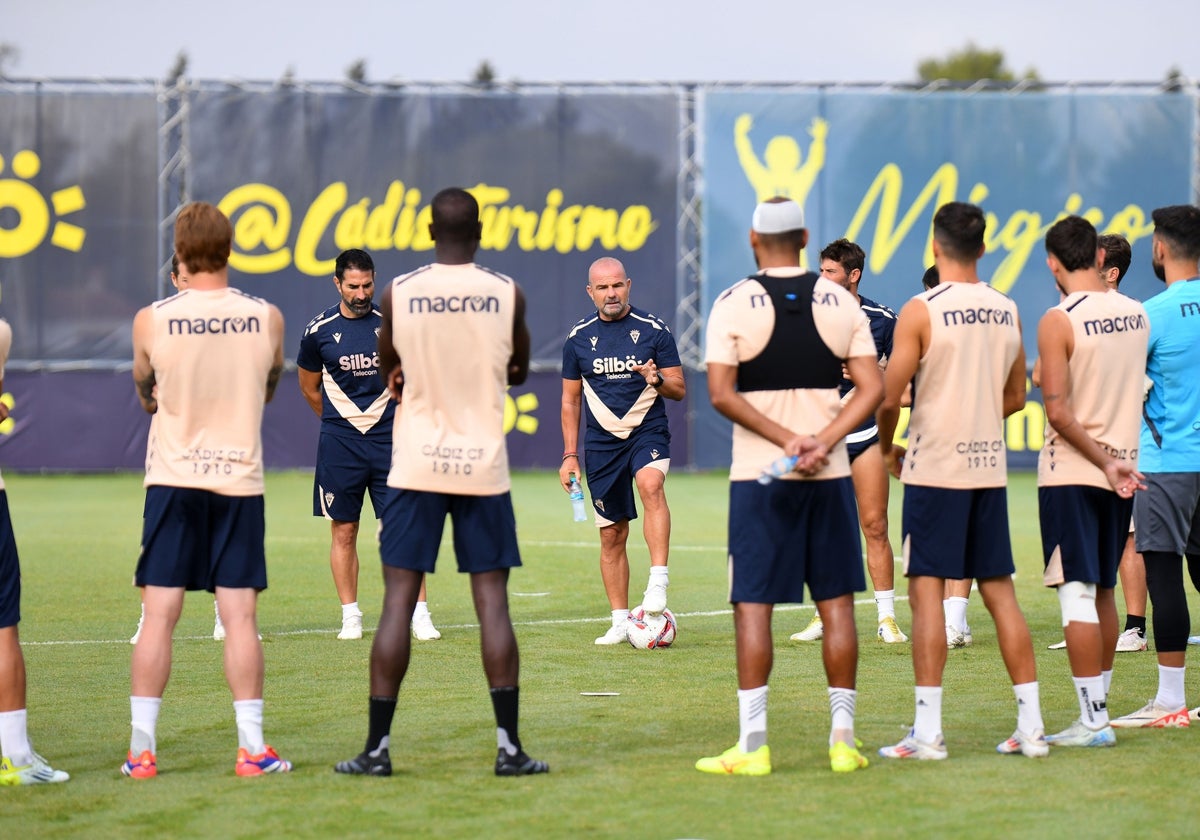 Paco López habla con sus jugadores antes de un entrenamiento.