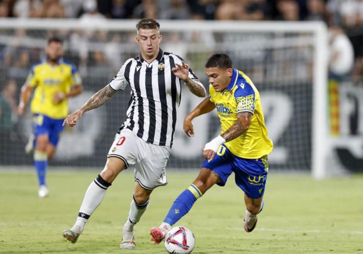 Brian Ocampo en una acción del partido ante el Castellón