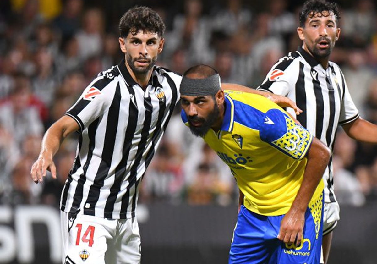 Fali, defensa central del Cádiz CF, en la reciente visita a Castalia.