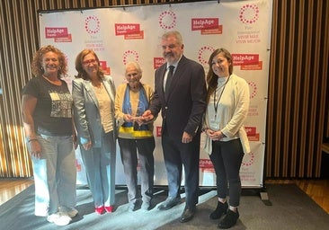 El Cádiz CF recoge un premio internacional por evitar el desahucio de una vecina de El Pópulo