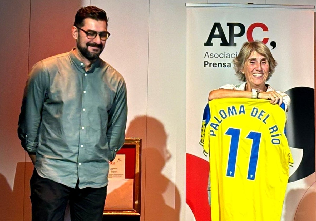 La periodista Paloma del Río recibe una camiseta personalizada del Cádiz CF.