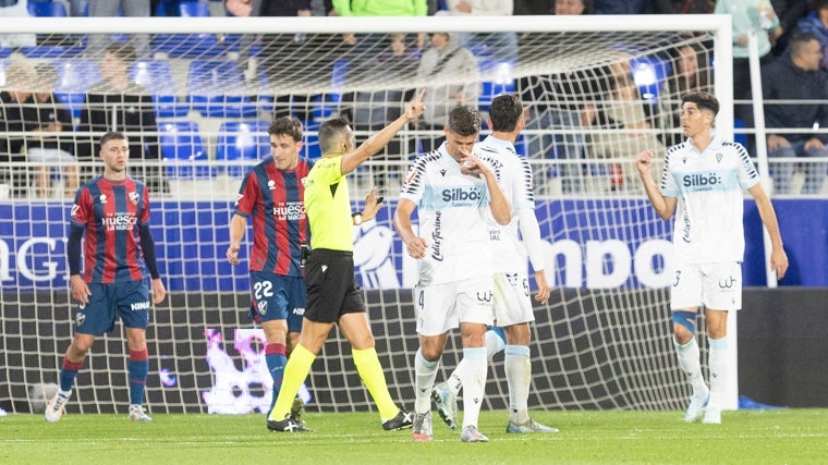 El delantero Carlos Fernández, a la derecha durante el Huesca - Cádiz celebrado en El Alcoraz.