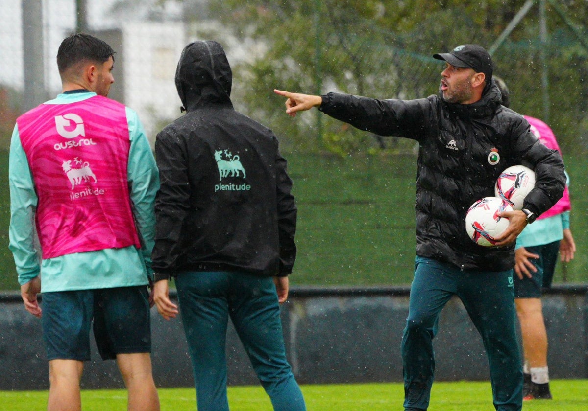 José Alberto, técnico experimentado en la categoría, ofrece indicaciones durante un entrenamiento