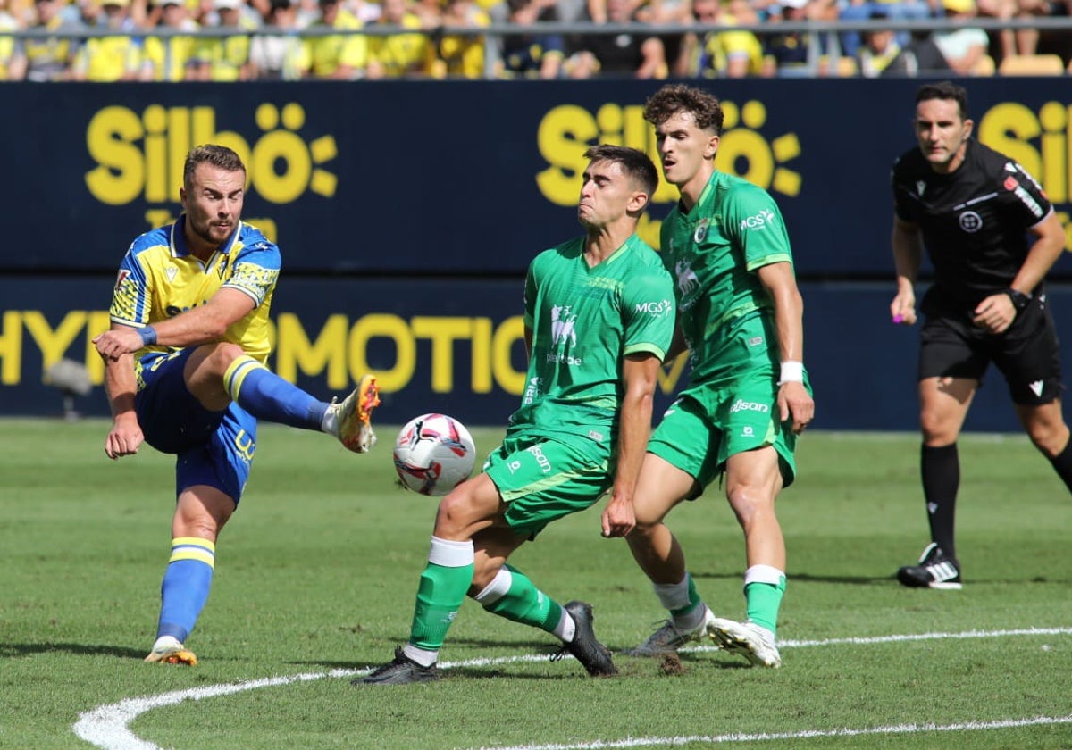 El Cádiz busca la victoria ante el Racing