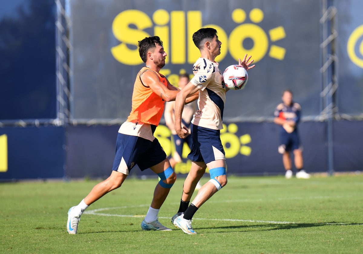 Chust y Carlos Fernández, en un entrenamiento.