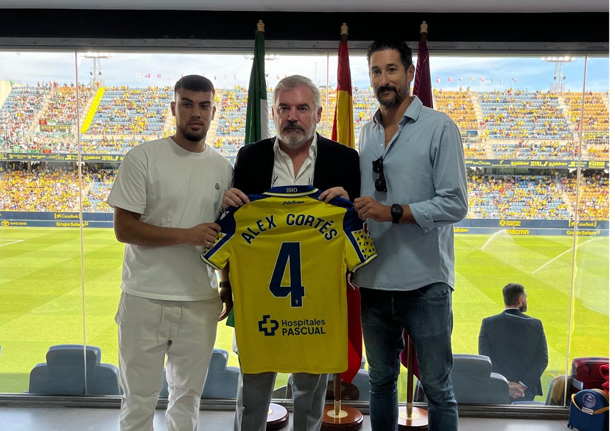 El hijo y hermano de Álex recibieron la camiseta del club de manos del presidente.