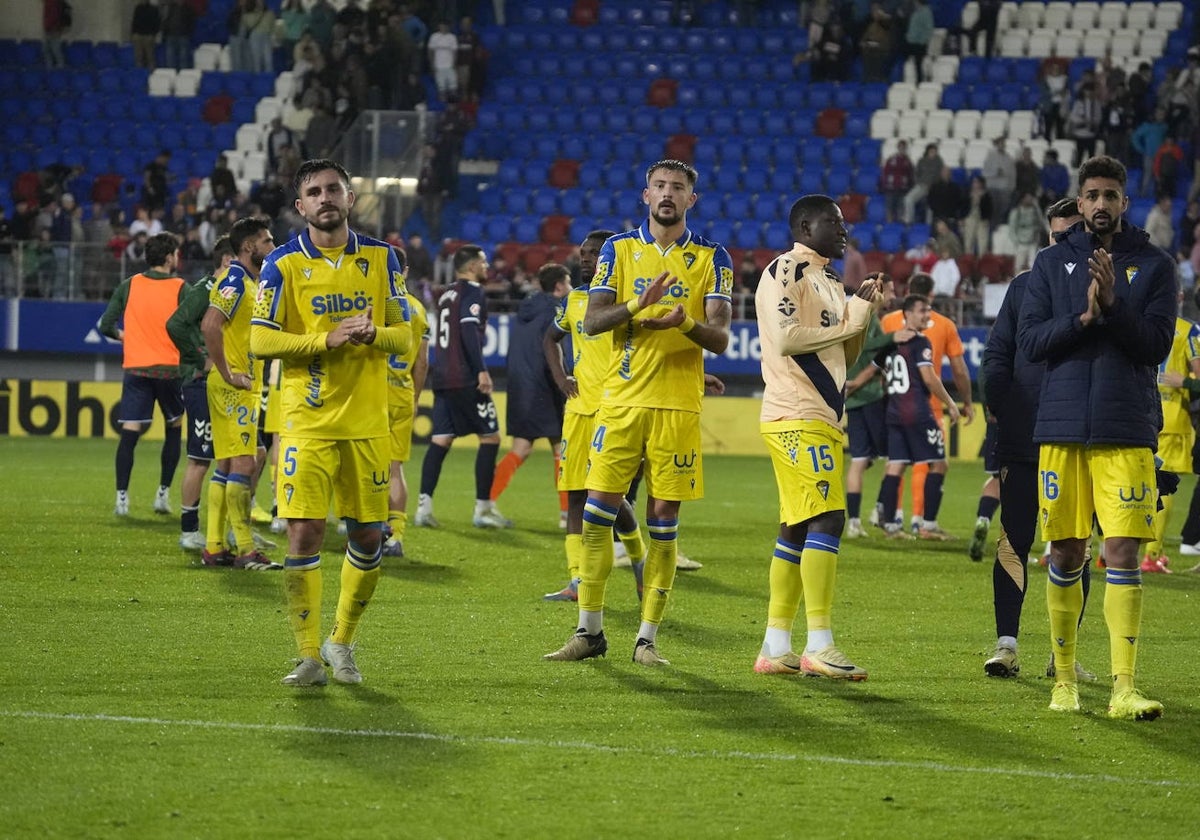 Jugadores del Cádiz tras el pitido final en Ipurúa