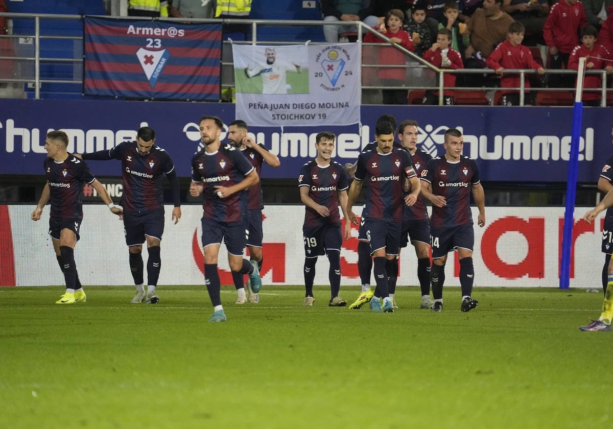 Los jugadores del Eibar celebran el gol de la victoria.