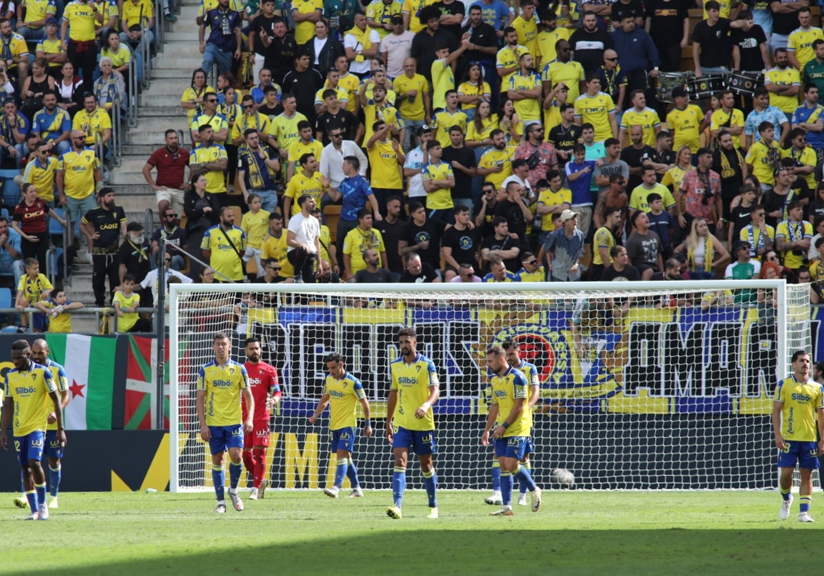 El colectivo Brigadas Amarillas ha convocado una protesta este sábado, justo antes del Cádiz - Real Oviedo.