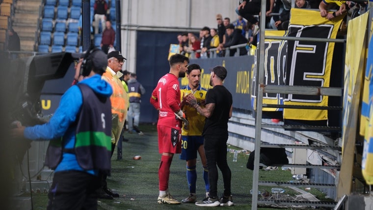 David Gil e Iza hablan con un miembro de Brigadas Amarillas después del Cádiz - Málaga.