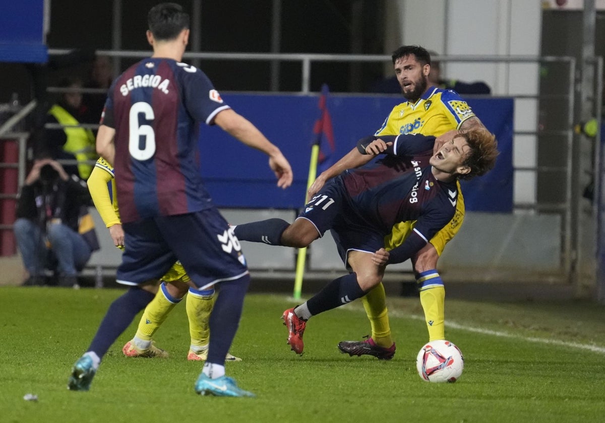 La defensa del Cádiz CF no está rindiendo al nivel deseado esta temporada.