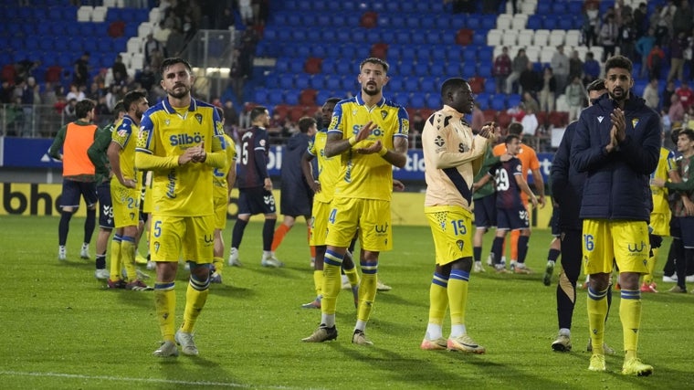 Víctor Chust y Kovacevic fueron los centrales del Cádiz CF en Eibar.