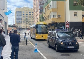 Pitos, insultos y recriminaciones de aficionados a la llegada del autobús del Cádiz al estadio