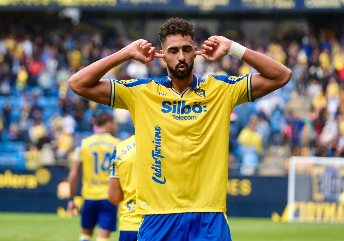 Chris Ramos celebra el tanto ante el Real Oviedo