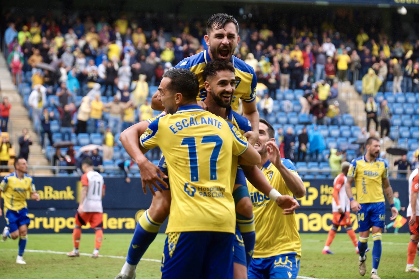 Fotos: el Cádiz da a su afición la primera alegría en casa en la jornada 12