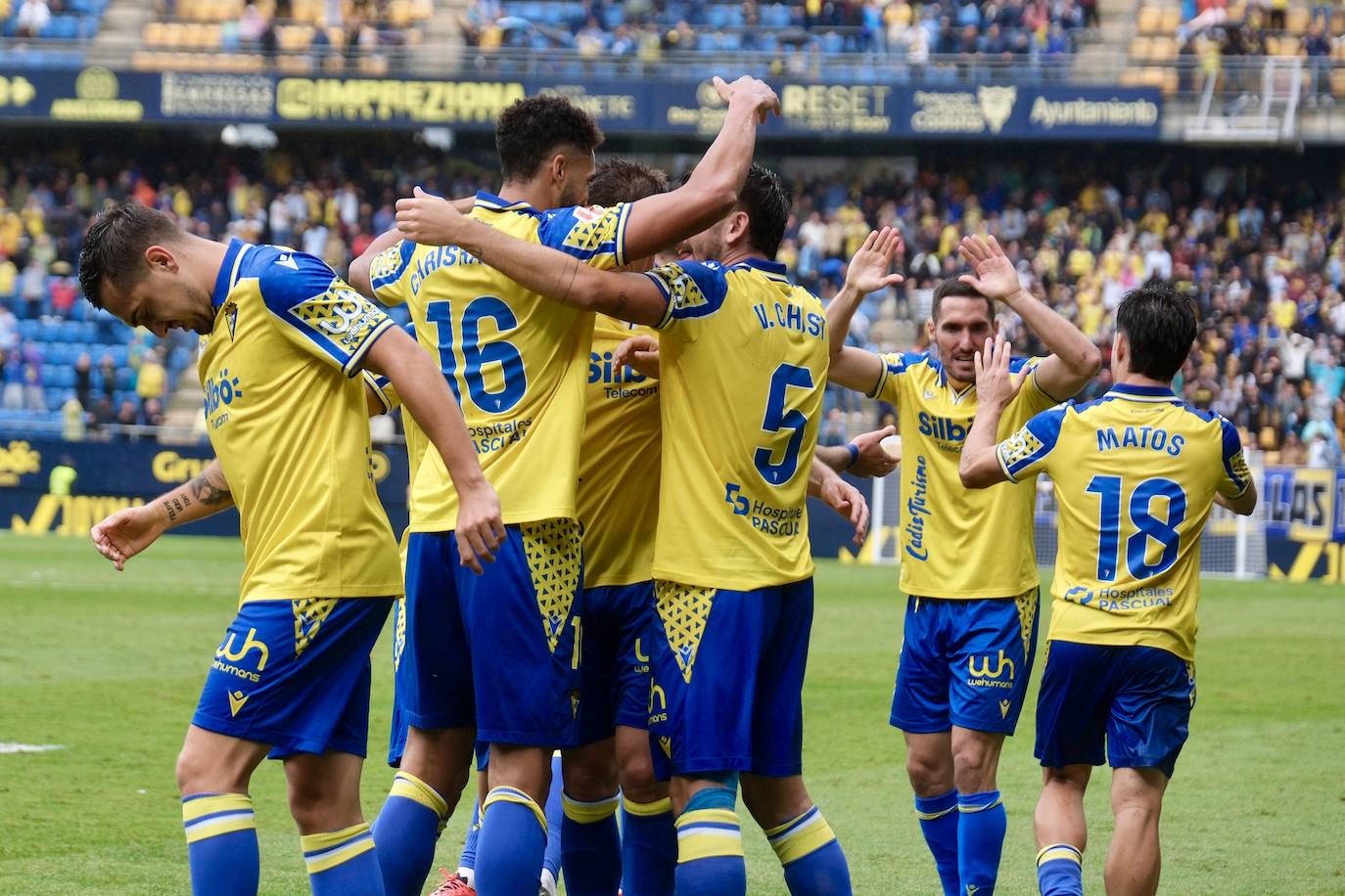 Fotos: el Cádiz da a su afición la primera alegría en casa en la jornada 12