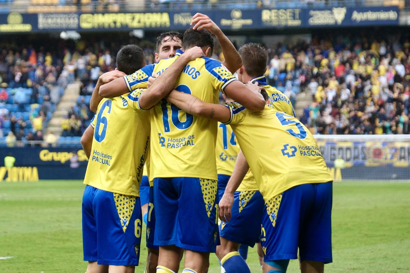 Fotos: el Cádiz da a su afición la primera alegría en casa en la jornada 12