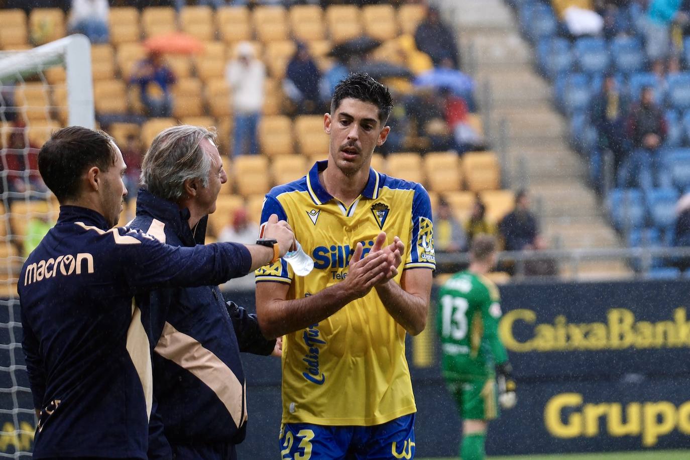 Fotos: el Cádiz da a su afición la primera alegría en casa en la jornada 12