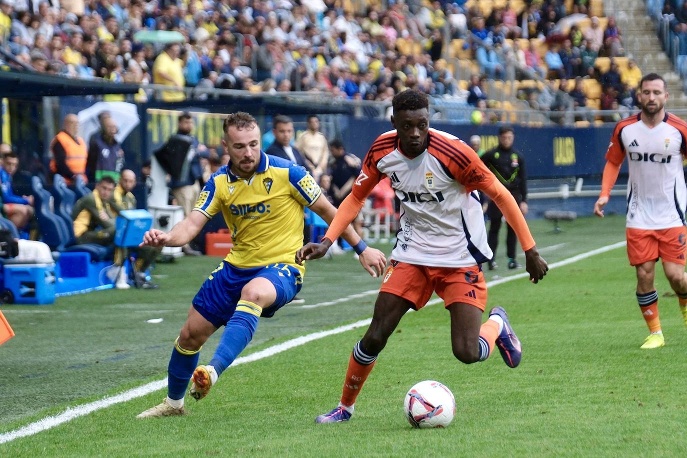 Fotos: el Cádiz da a su afición la primera alegría en casa en la jornada 12