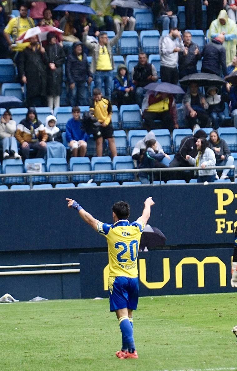 Fotos: el Cádiz da a su afición la primera alegría en casa en la jornada 12